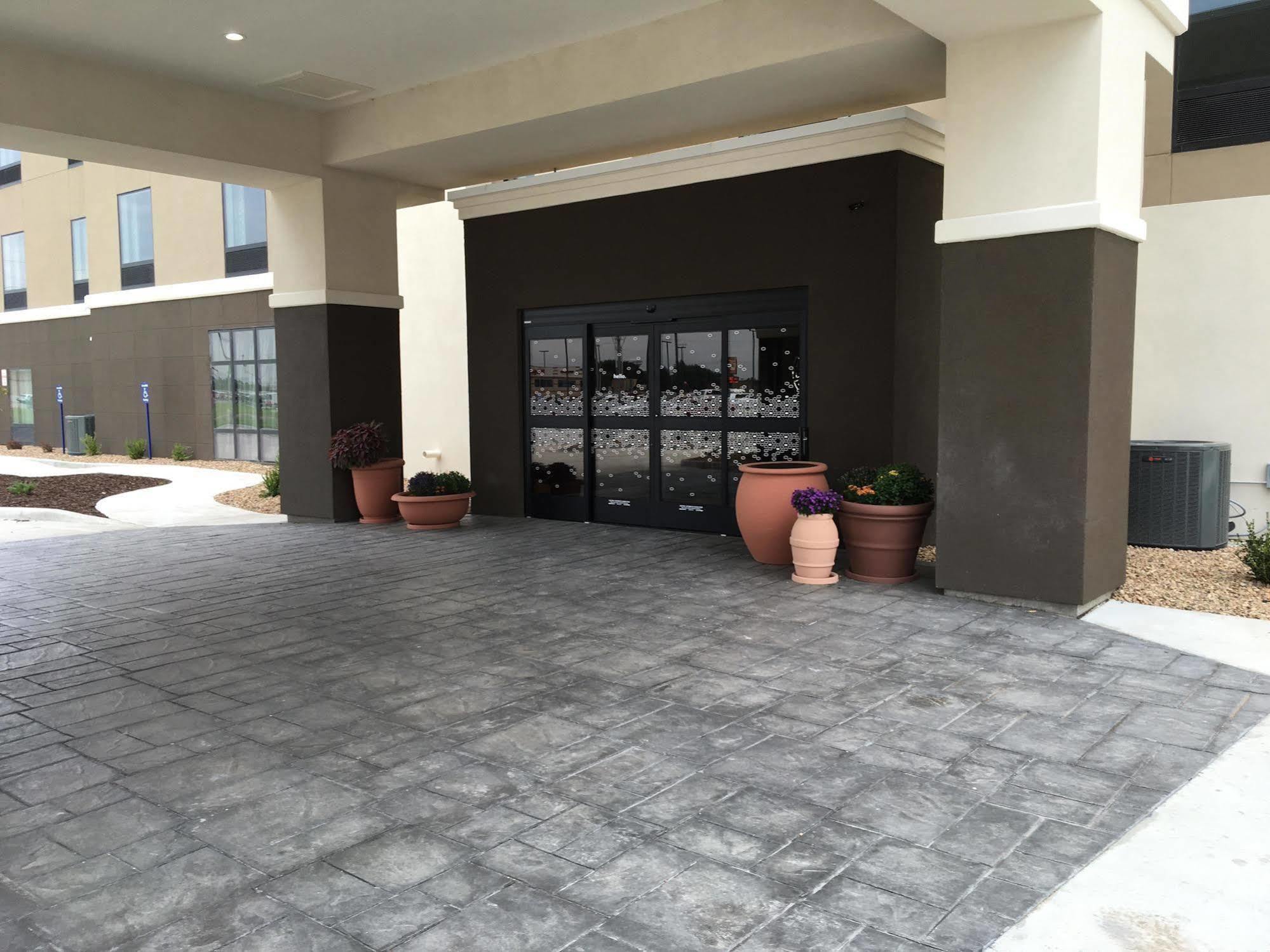 Hampton Inn Mcpherson Esterno foto